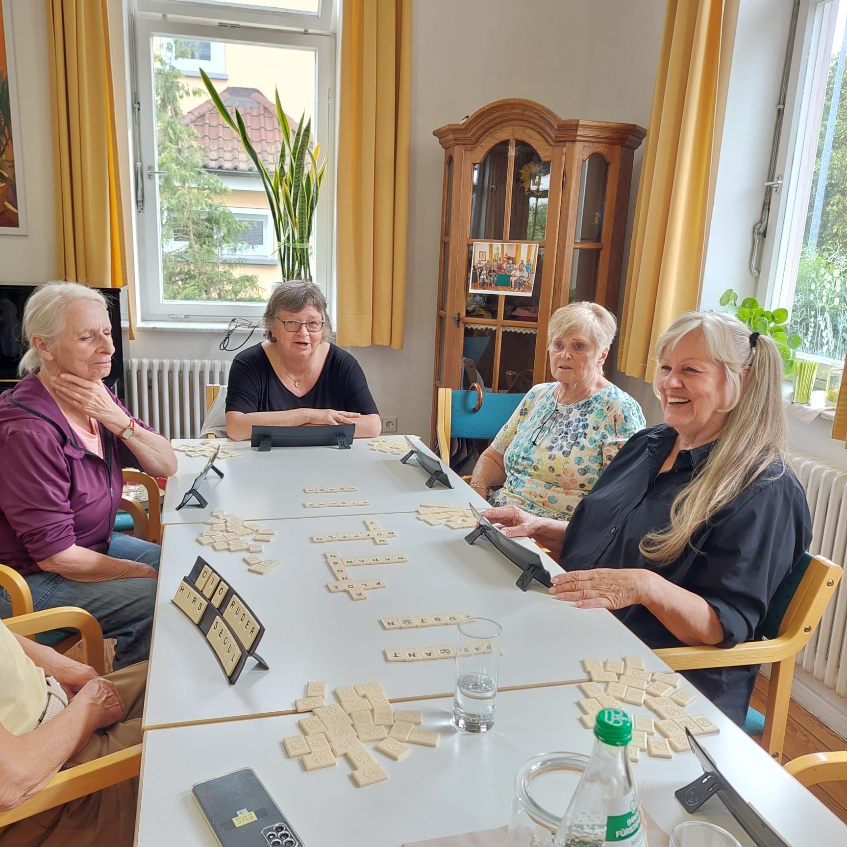 Senioren spielen Karten Spielenachmittag im Cafétreff