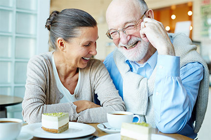 Älteres Paar bei Kaffee und Kuchen