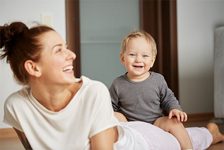 Lachende Mutter mit Kind