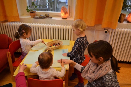 Mutter mit Kindern im Elterntreff