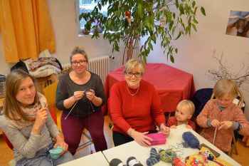 Menschen unterschiedlicher Generationen beim Stricken
